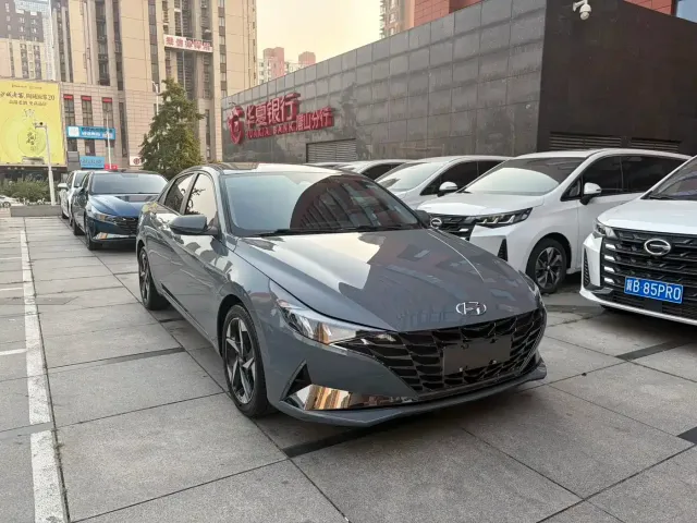 Hyundai Elantra 2022 1.5L CVT LUX Premium Edition — Фото автомобиля 3