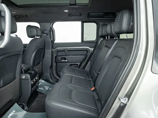 Land Rover Defender — Фото автомобиля 11