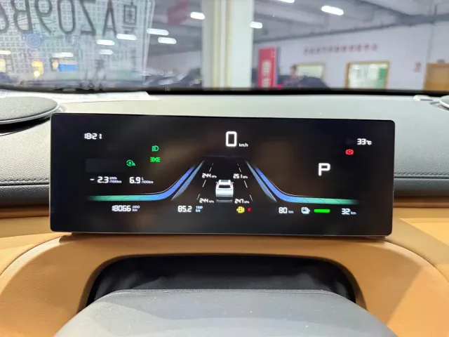 Geely Galaxy Starship 7 EM-i — Фото автомобиля 16