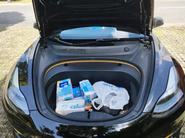 Tesla Model 3 — Фото автомобиля 10