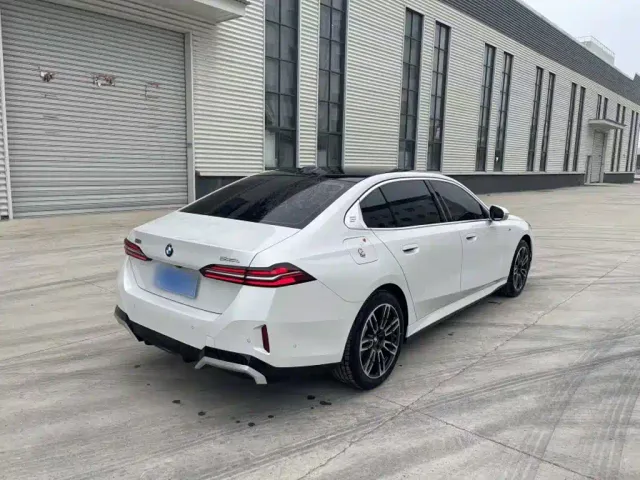 BMW 5 Series — Фото автомобиля 6