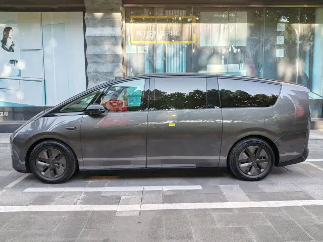 Li Auto MEGA — Фото автомобиля 6