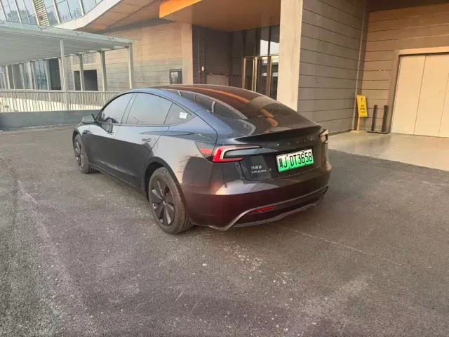 Tesla Model 3 — Фото автомобиля 8