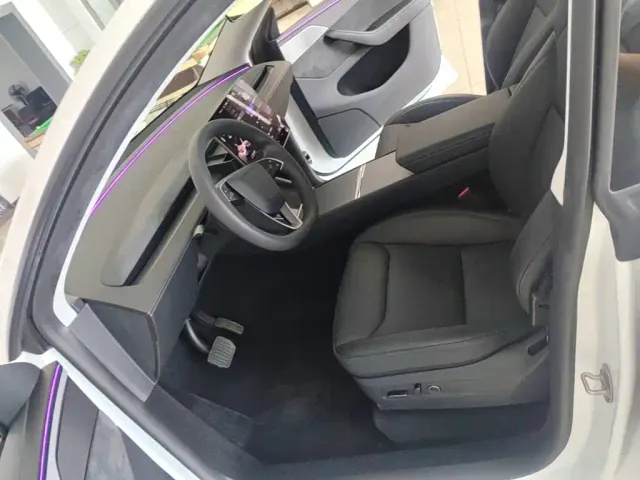 Tesla Model Y — Фото автомобиля 14