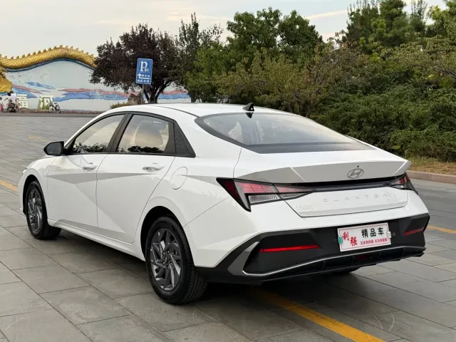 Hyundai Elantra — Фото автомобиля 14