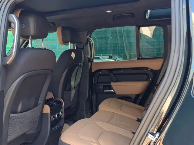 Land Rover Defender — Фото автомобиля 8