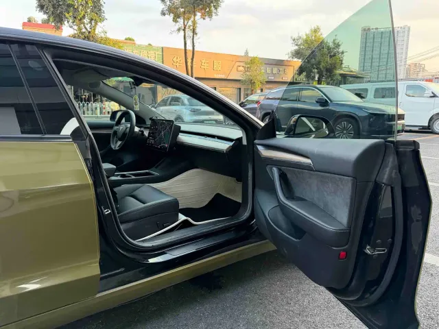 Tesla Model 3 — Фото автомобиля 14