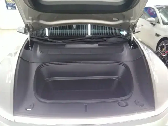 Tesla Model Y L — Фото автомобиля 19