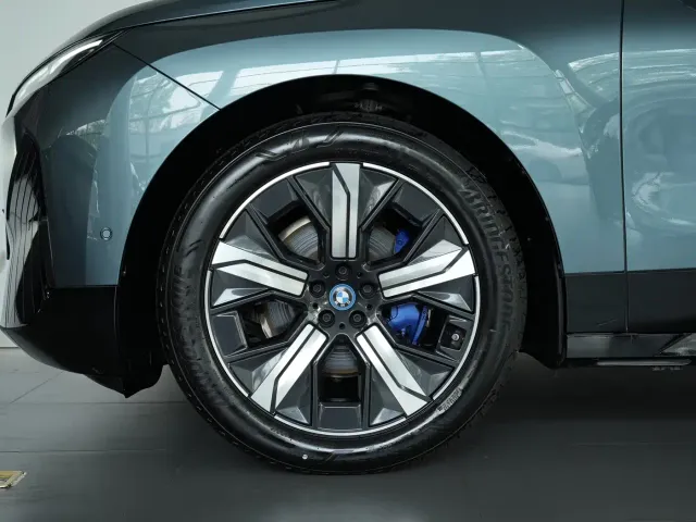 BMW iX — Фото автомобиля 6