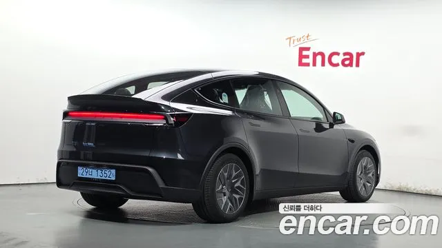 Tesla Model Y — Фото автомобиля 2