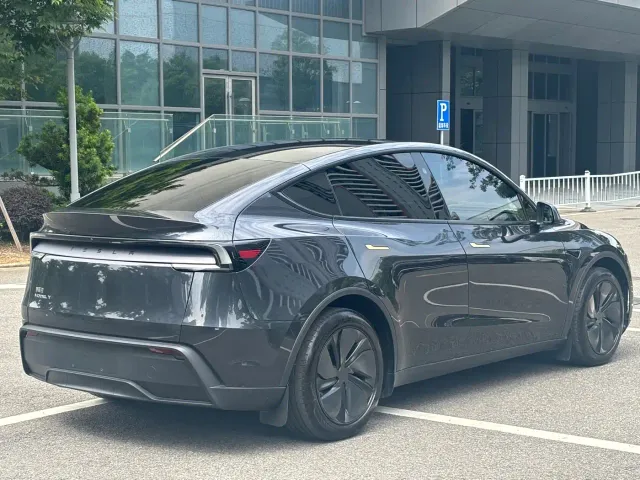 Tesla Model Y — Фото автомобиля 17