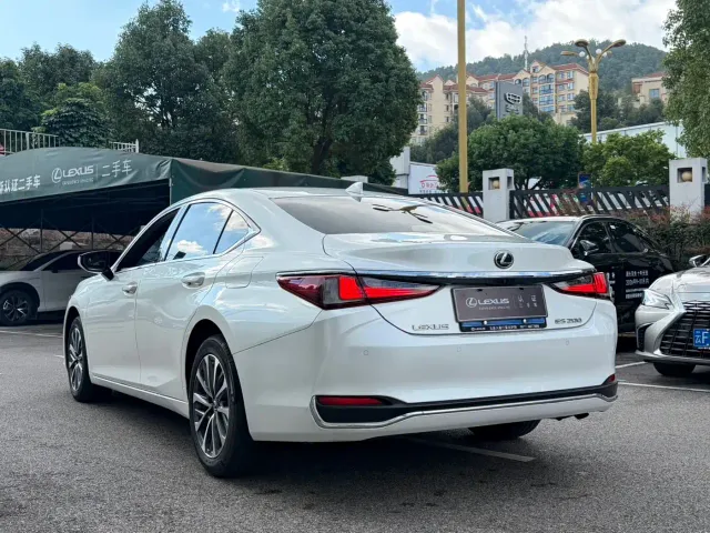 Lexus ES — Фото автомобиля 7