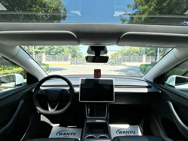 Tesla Model Y — Фото автомобиля 15