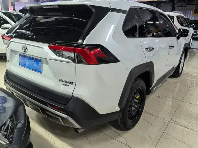 Toyota RAV4 — Фото автомобиля 6