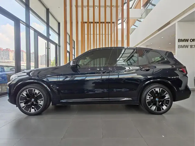 BMW iX3 — Фото автомобиля 4