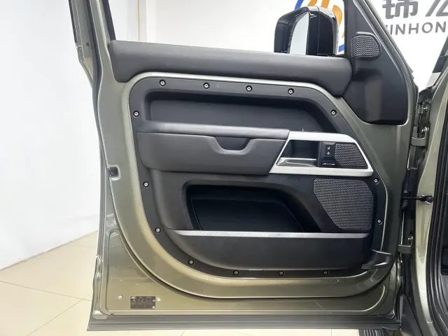 Land Rover Defender — Фото автомобиля 8