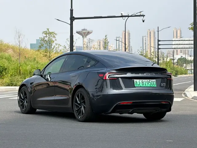 Tesla Model 3 — Фото автомобиля 5