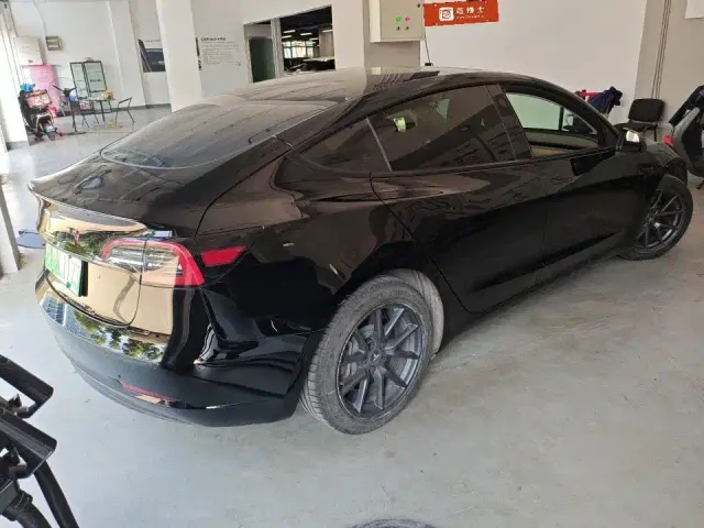 Tesla Model 3 — Фото автомобиля 8