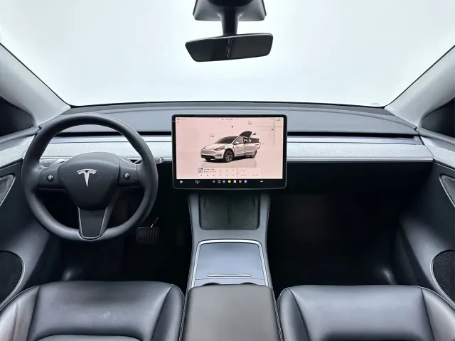 Tesla Model Y — Фото автомобиля 15