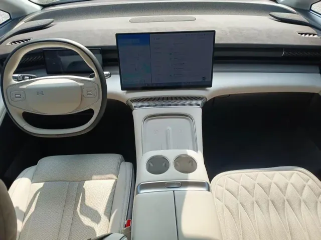 Xpeng X9 — Фото автомобиля 14
