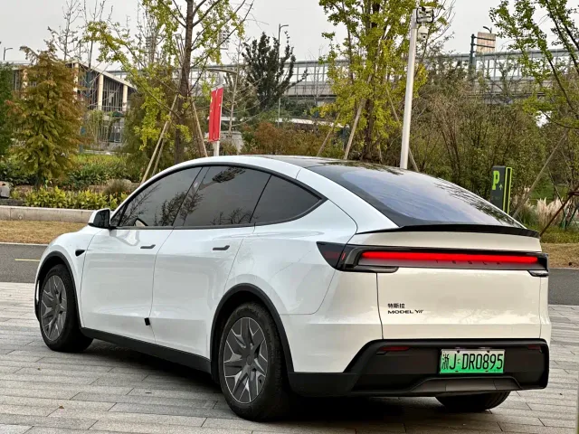 Tesla Model Y L — Фото автомобиля 4