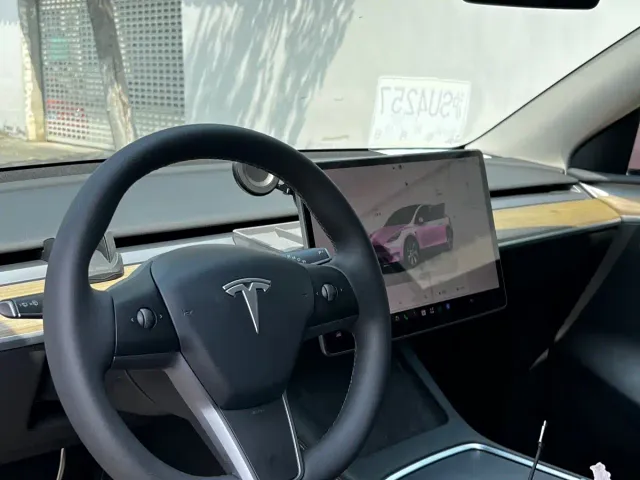 Tesla Model Y — Фото автомобиля 4