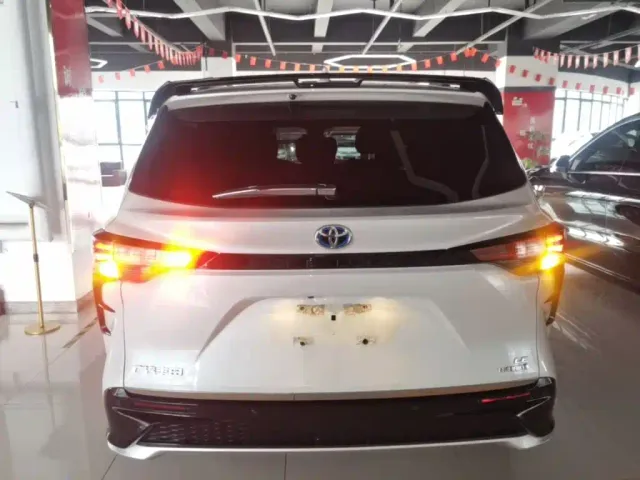 Toyota Sienna — Фото автомобиля 5