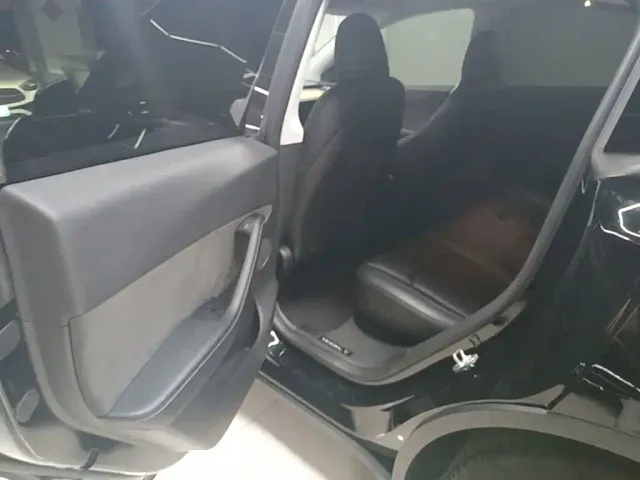 Tesla Model Y — Фото автомобиля 12