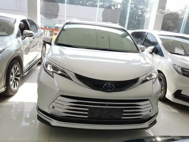 Toyota Sienna — Фото автомобиля 2