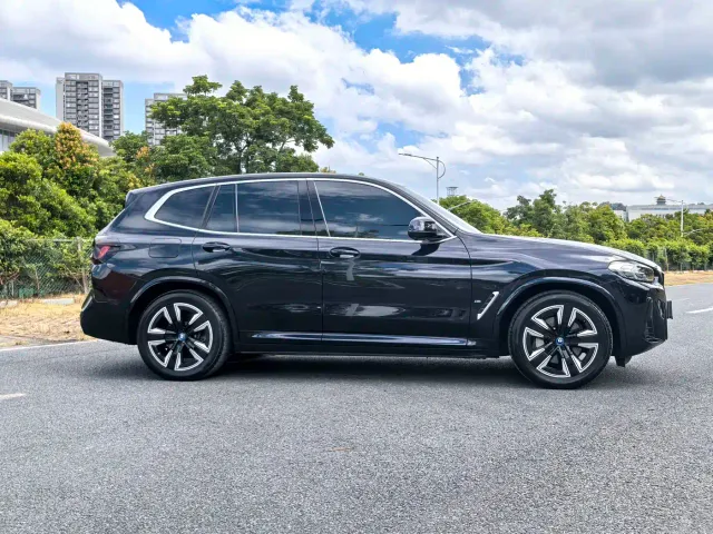 BMW iX3 — Фото автомобиля 4
