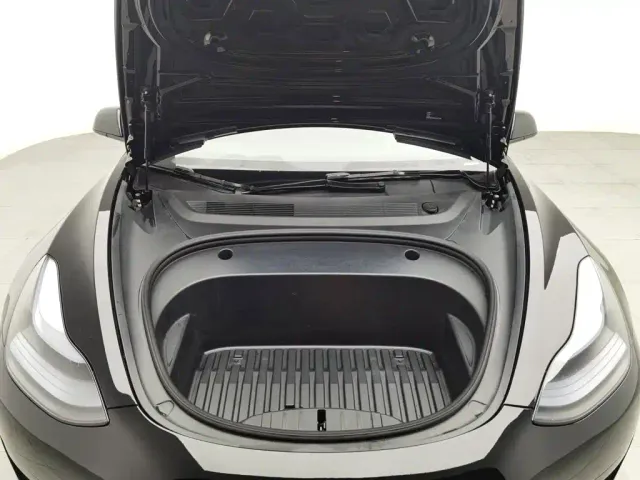 Tesla Model 3 — Фото автомобиля 6