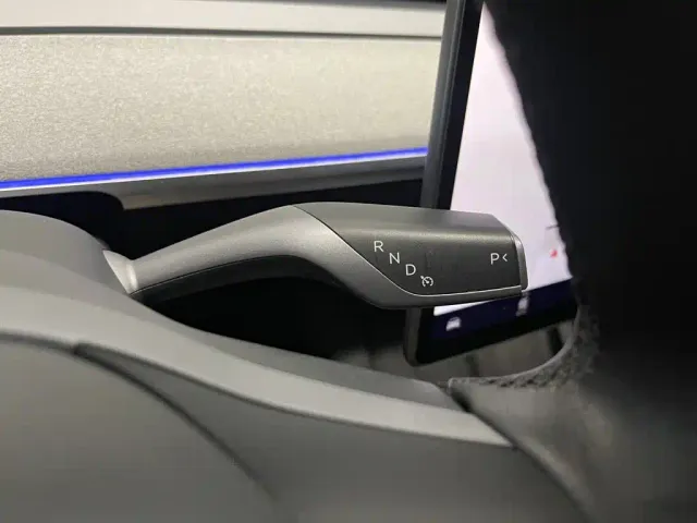 Tesla Model Y — Фото автомобиля 19
