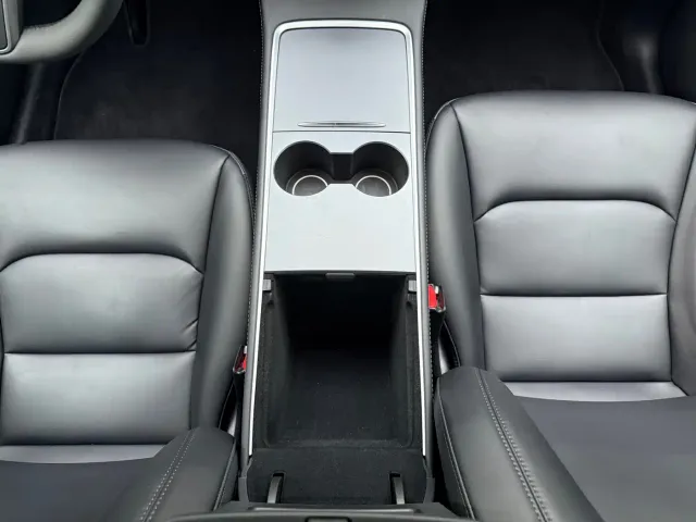 Tesla Model Y — Фото автомобиля 13