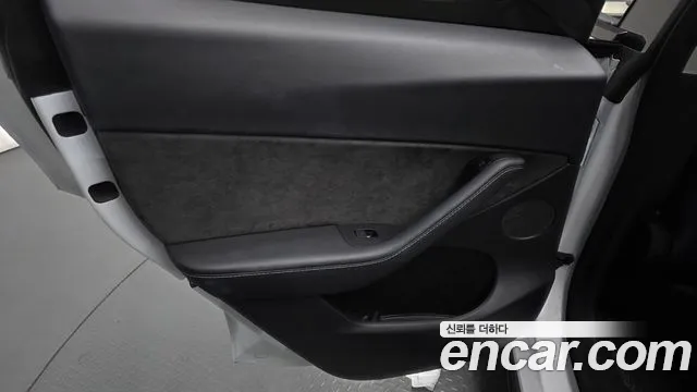 Tesla Model Y — Фото автомобиля 14