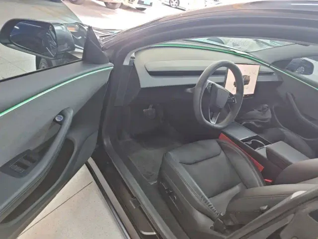 Tesla Model 3 — Фото автомобиля 15