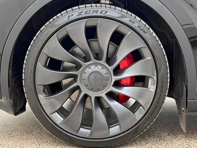 Tesla Model Y — Фото автомобиля 10