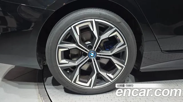 BMW i4 — Фото автомобиля 5