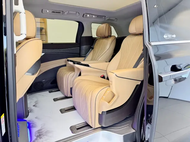 Denza D9 — Фото автомобиля 11