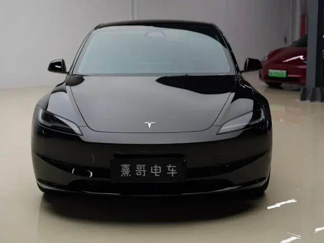 Tesla Model 3 — Фото автомобиля 2
