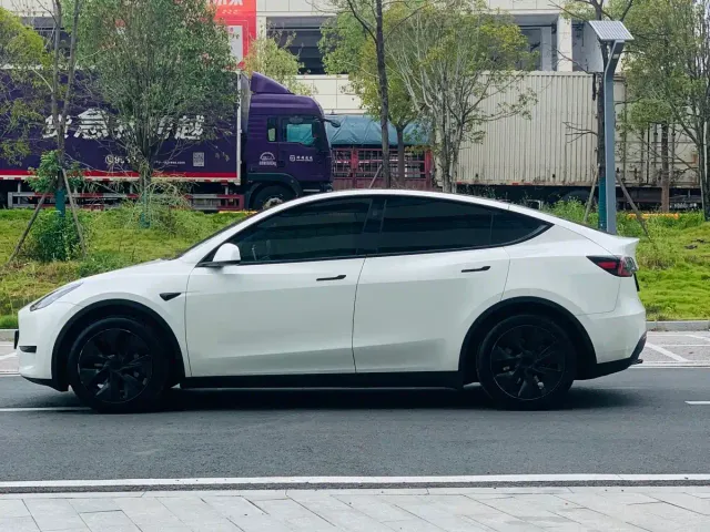 Tesla Model Y — Фото автомобиля 8