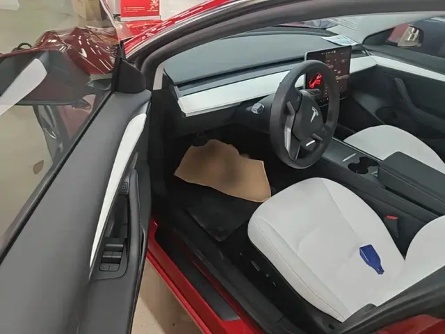 Tesla Model 3 — Фото автомобиля 15