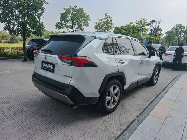 Toyota RAV4 — Фото автомобиля 8