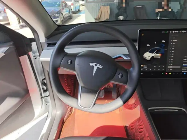 Tesla Model Y — Фото автомобиля 10