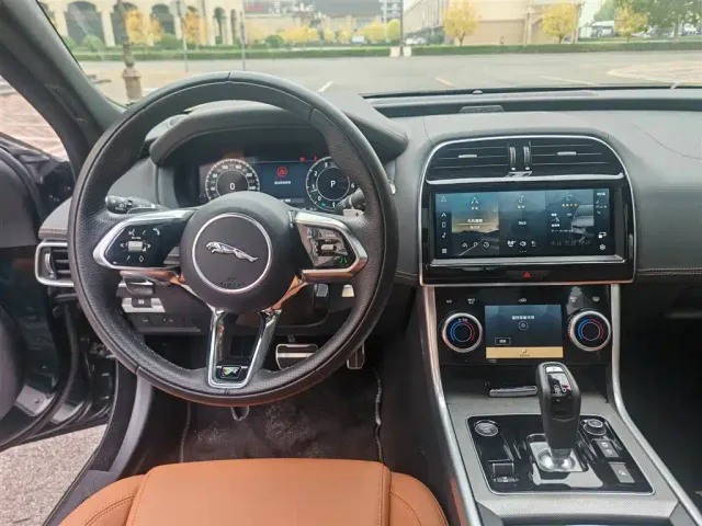Jaguar XEL — Фото автомобиля 10
