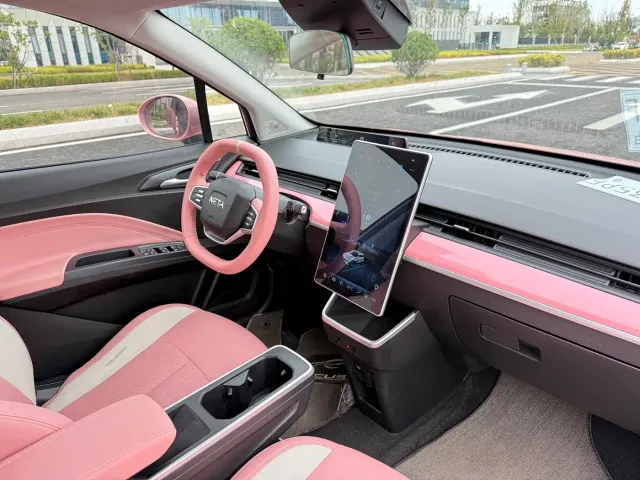 Nezha Auto Nezha V 2021 Long Range Entertainment Edition — Фото автомобиля 13