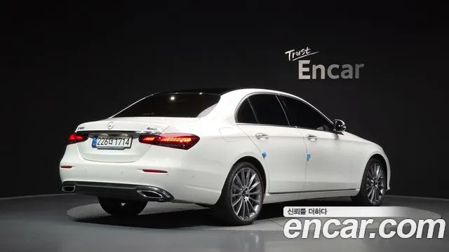 Mercedes-Benz E-Class — Фото автомобиля 2