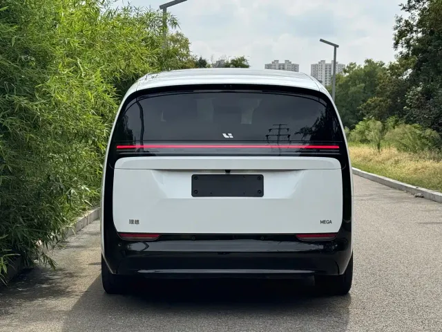Li Auto MEGA — Фото автомобиля 17