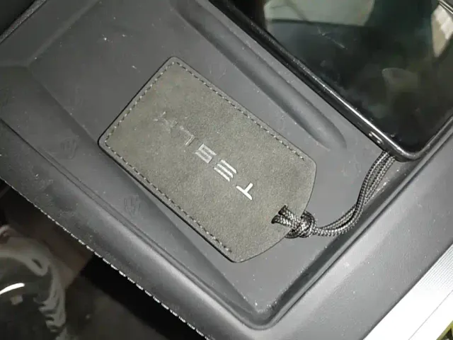 Tesla Model 3 — Фото автомобиля 8