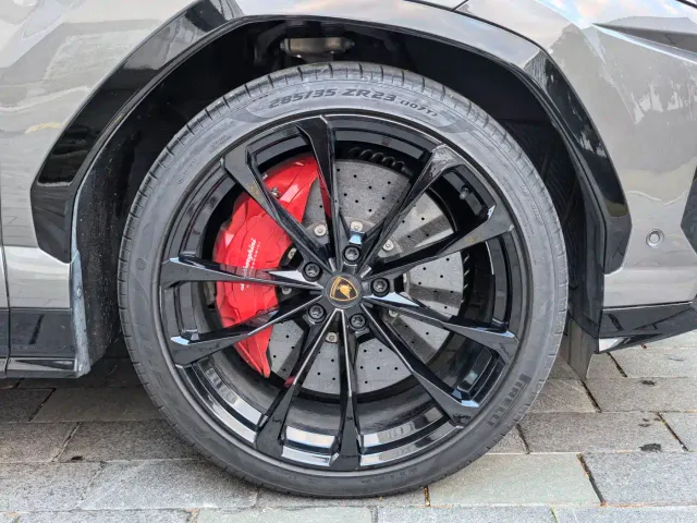 Lamborghini Urus — Фото автомобиля 4