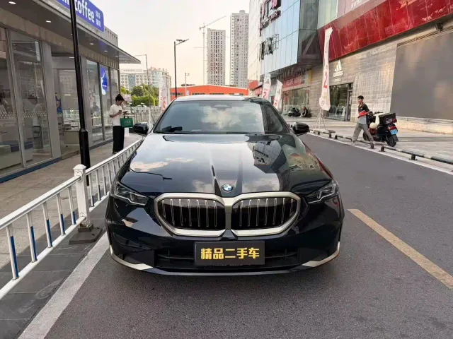 BMW 5 Series — Фото автомобиля 2